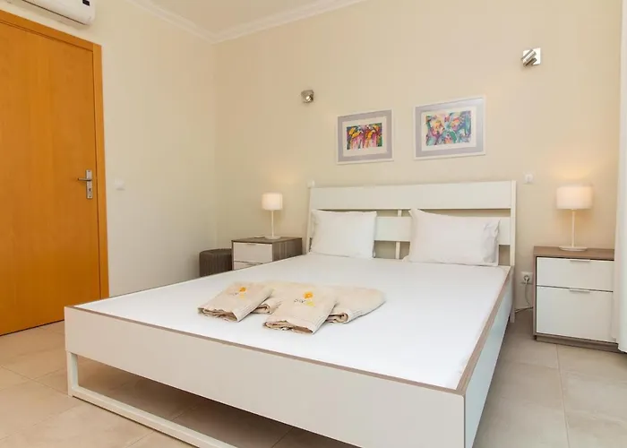 White House 80 By Ici *